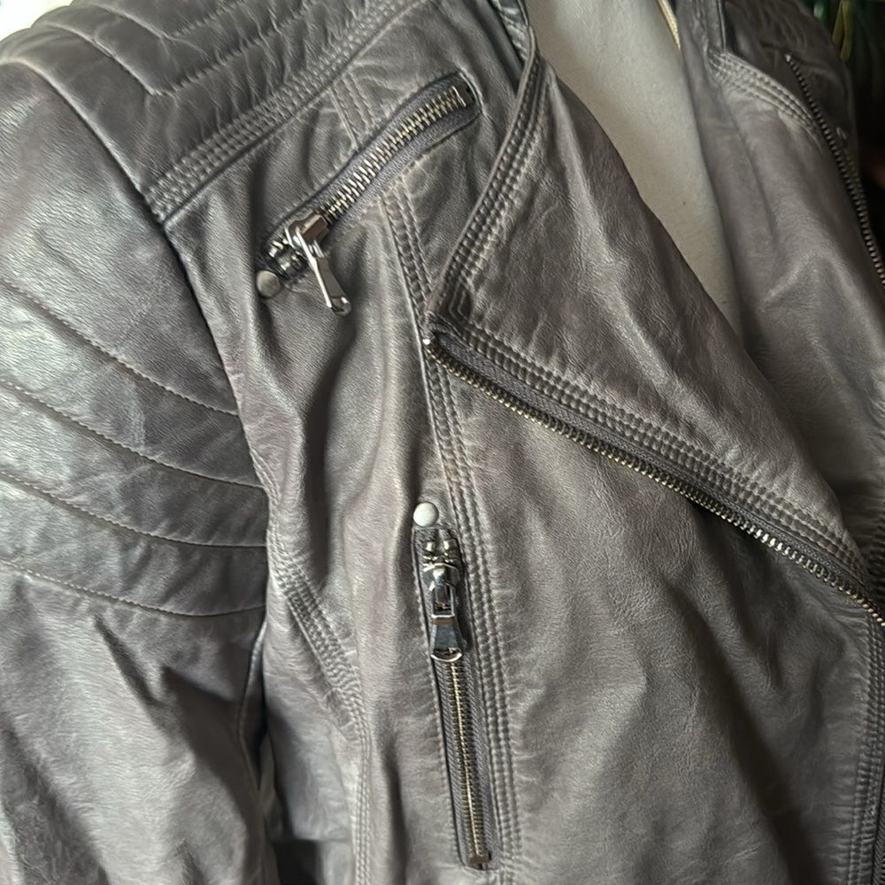 Guess Leather Jacket. - Picture 4 of 11